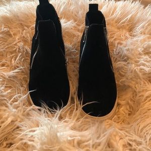 Steve Madden black zippered wedge tennis shoe